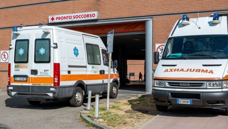 Firenze, picchiato mentre cura un paziente dentro l'ambulanza, ferito un volontario di 18 anni