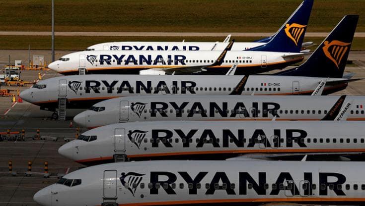 Salta il volo Ryanair per Tenerife, l’ira dei passeggeri: “Ora i rimborsi”