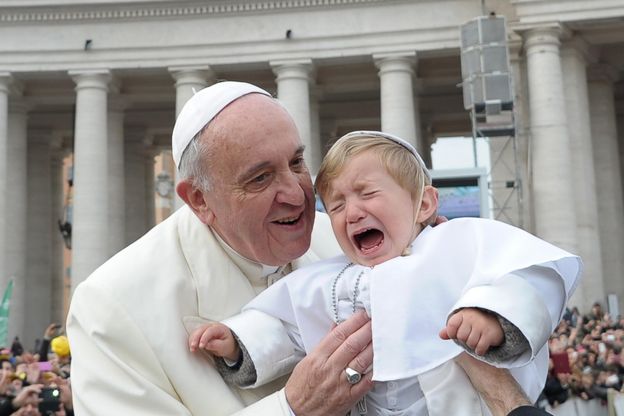 Francesco bacia bimbo vestito da Papa: il piccolo scoppia a piangere
