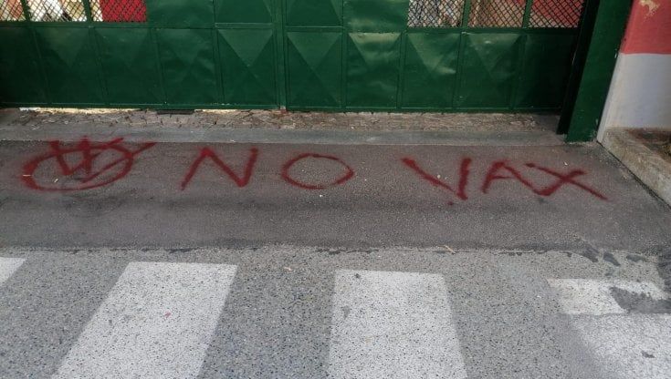 Medici e influencer no-vax, in due rischiano la radiazione