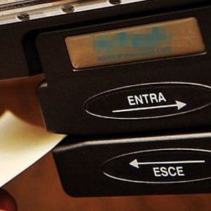Salerno assenteisti cronici: timbravano il cartellino, poi in giro tra shopping e passeggiate
