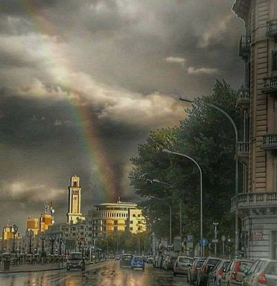 Bari, l'arcobaleno sul lungomare squarcia il maltempo