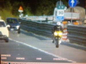 Siena, il raccordo come pistain moto a 204 all'ora