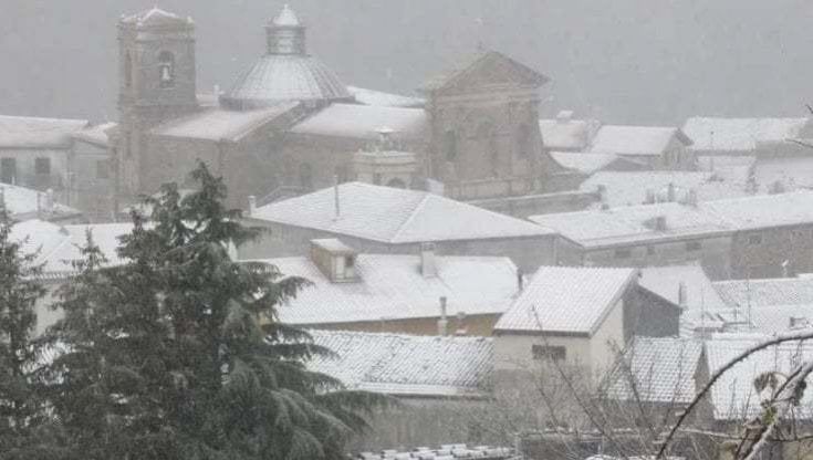 Nuova allerta neve sulla Puglia sopra i 200 metri: attese nevicate su Gargano e Subappennino Dauno