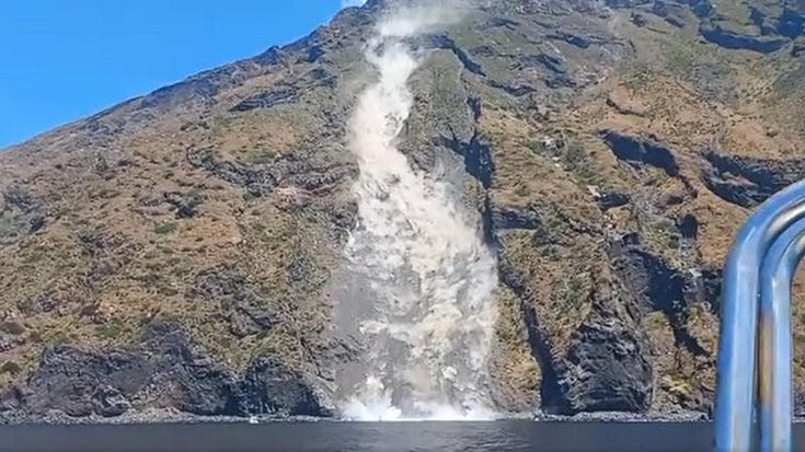 Stromboli, frana sulla vecchia sciara. Gommone sfugge alla pietre che rotolano a mare