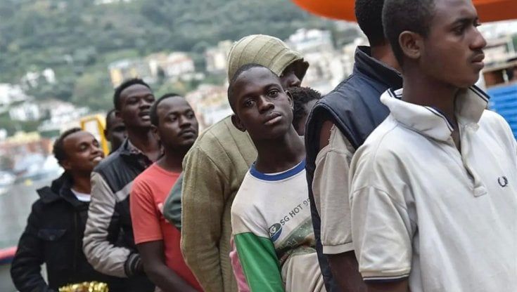 Accoglienza dei migranti, ecco come funziona in Italia: oltre gli acronimi e le statistiche si nascondono le storie di migliaia di persone