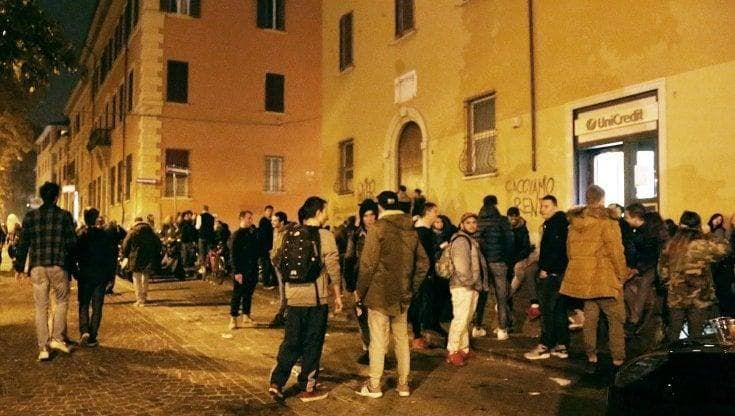 Piazza Aldrovandi, presidio fisso di agenti contro la malamovida
