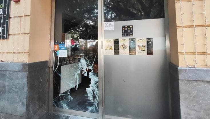 Sfondata la vetrina del ristorante di sushi, bottino: 50 euro e un cellulare