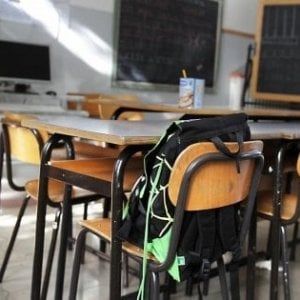 Trapani, si stacca finestra della scuola: studentessa ferita