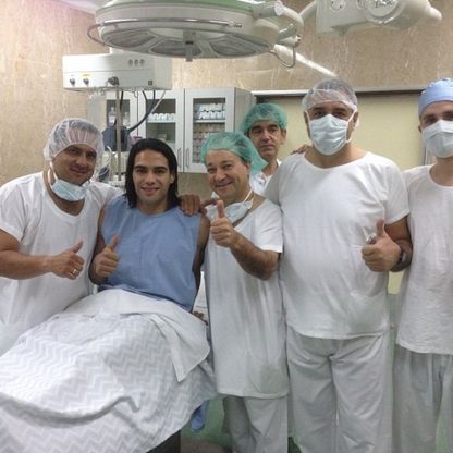 Falcao, foto con i medici prima dell'intervento