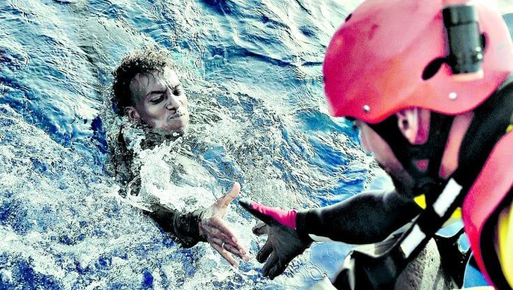 Sondaggio YouGov sull'immigrazione: "Per il 77% degli italiani è troppo alta" 