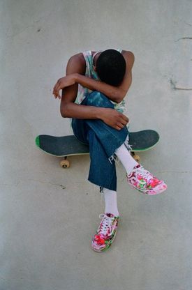 Fiori e colori fluo: Kenzo realizza una collezione con Vans. E pensa anche alla beneficenza