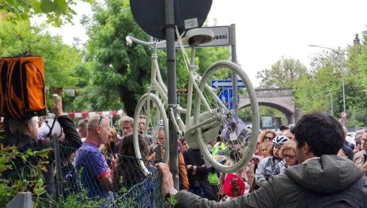 Una bici bianca per Viola Mazzotti, travolta da un camion. Il papà: “Le cose belle di lei rimangono”