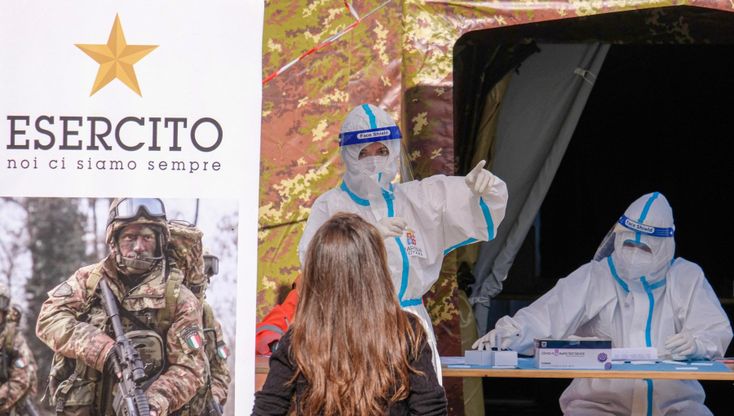 Coronavirus, a Palermo esercito in Fiera per i tamponi 
