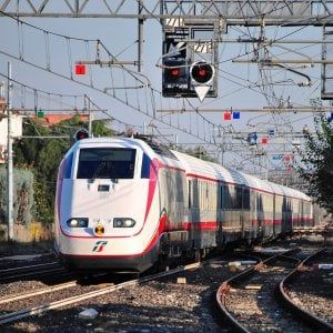Poco personale, sulla linea Torino-Milano 44 treni su 100 viaggiano con meno carrozze