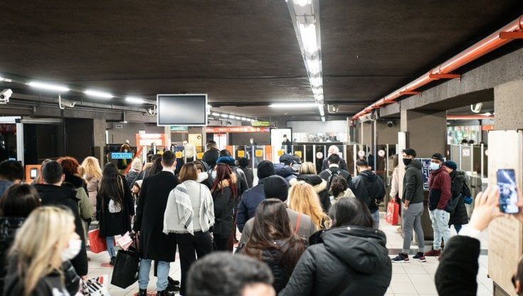 Milano prima della zona rossa: tanta gente in centro per lo shopping e 300 stop and go in metropolitana