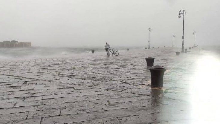 Previsioni meteo, oggi alto rischio temporali intensi ma nel weekend il ciclone si sposta sui Balcani