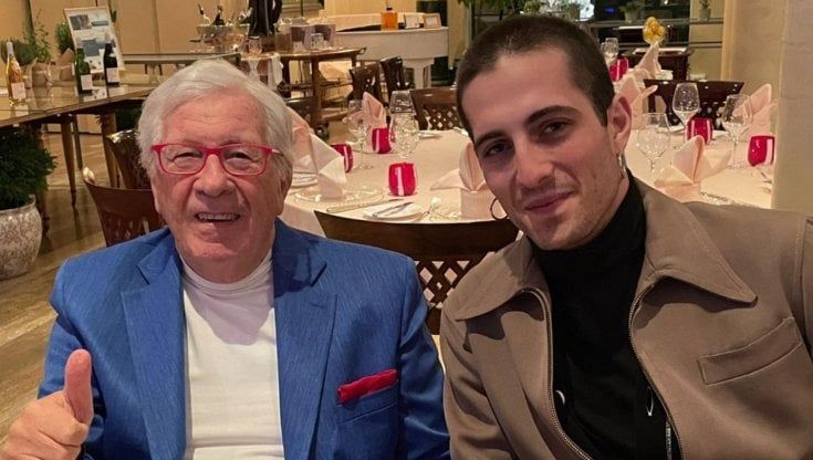 Peppino di Capri e i Måneskin, in uno scatto la storia e il futuro a Sanremo 2023