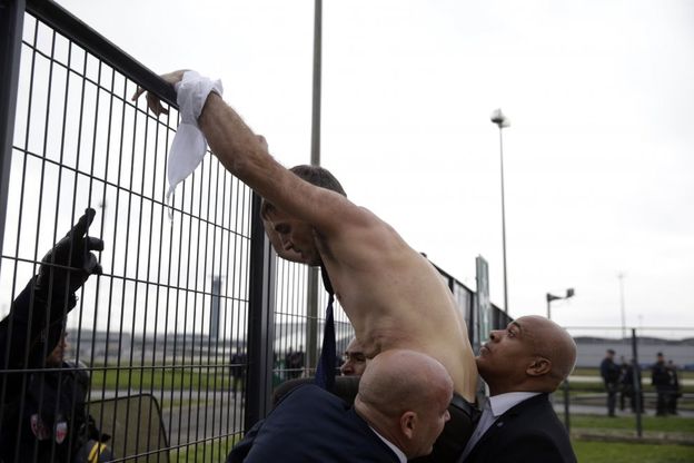I dipendenti assaltano la sede Air France, la polizia salva un manager dal linciaggio