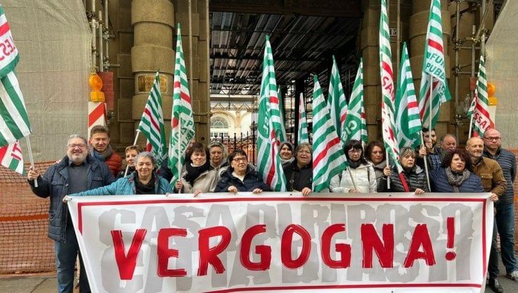 Chiude la casa di riposo dell'Asl, da due mesi lavoratori senza stipendio. Sit-in di protesta davanti alla Regione