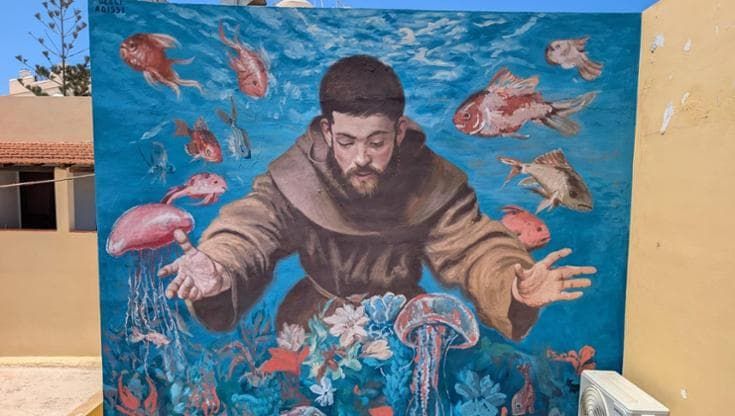 A Lampedusa il murale di San Francesco per accogliere il Papa, omaggio ai migranti morti in mare