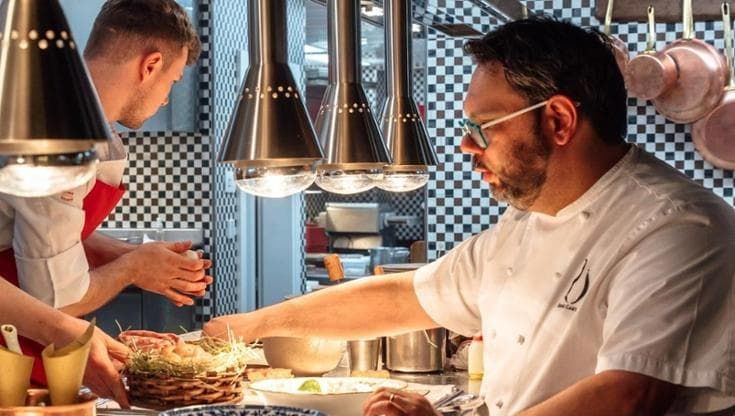 Lo chef stellato che cucina per i senza fissa dimora di Bolzano