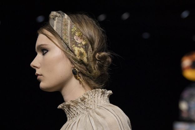 Le trecce più trendy sono quelle realizzate per la sfilata Dior. Ecco come copiarle