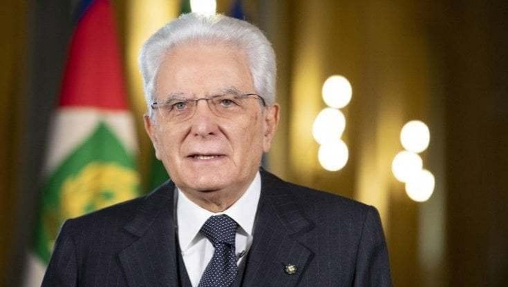 Mattarella firma il Milleproroghe, ma con riserva. E scrive al governo: "Modificare le norme sui balneari"