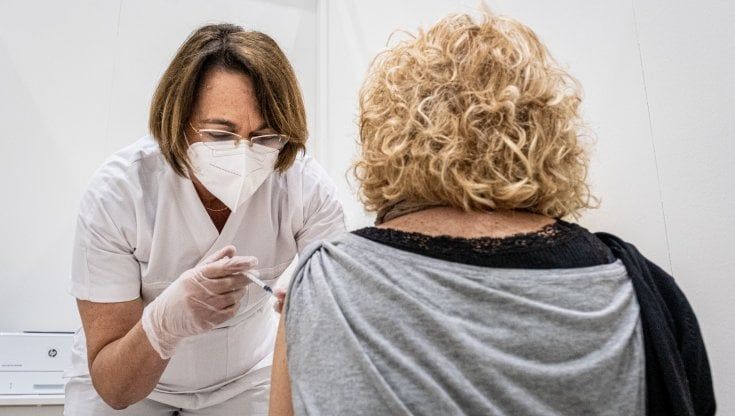 Coronavirus a Milano, l'infermiera Rozza consigliera regionale e volontaria per le iniezioni: "Qui combatto il virus"