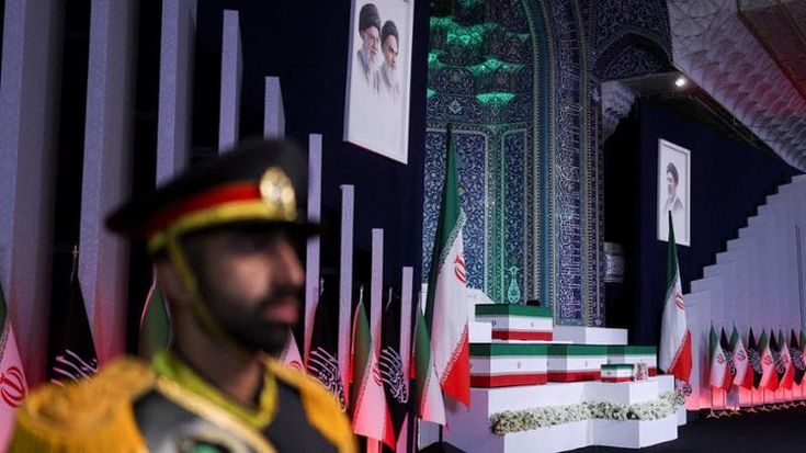 La bara di Khamenei a Teheran: via al funerale lungo sette giorni