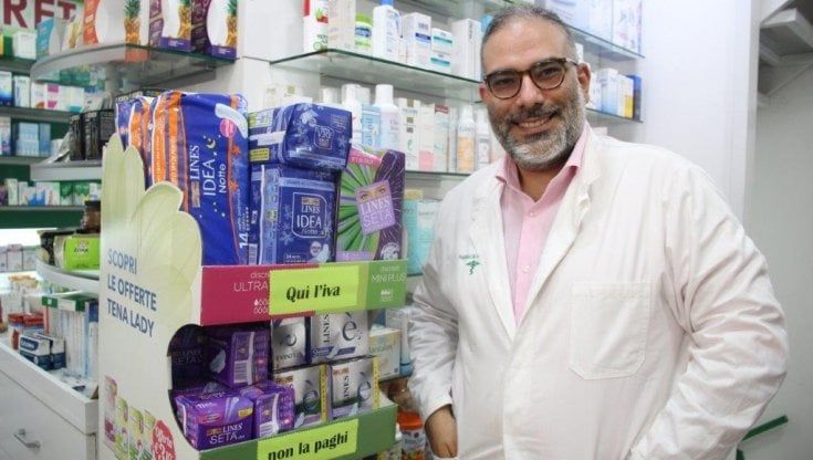 Napoli, la campagna del farmacista Francesco: "Niente iva sugli assorbenti"