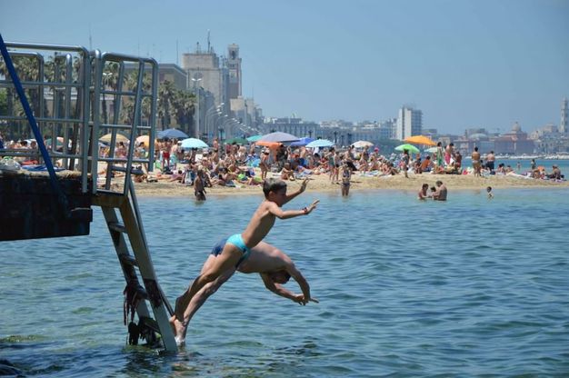 Primi scorci d'estate, i baresi invadono le spiagge