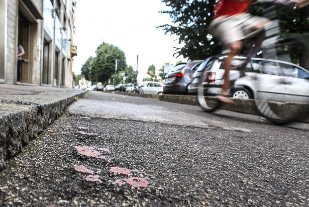 Dalle toppe nere sull'asfalto rosso al palo sulla pista: cosa non va sulle ciclabili fiorentine
