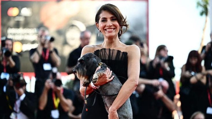C’è un bassotto sul tappeto rosso: Caterina Murino fa “sfilare” il cane