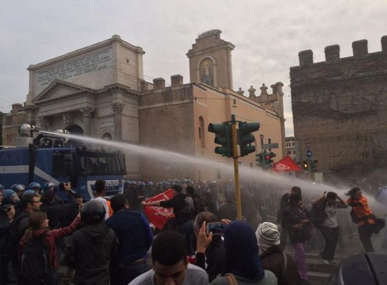 Roma, Movimento per la casa: manifestanti sgomberati con idranti
