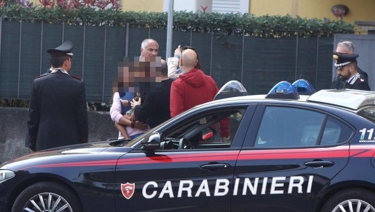 Brescia, si barrica in casa con figlio di 4 anni: piccolo esce in braccio a mamma. Procuratore: "E' sequestro, sarà arrestato"