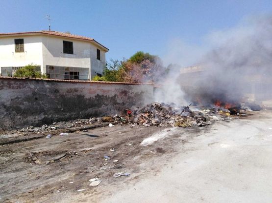 Rogo tossico a Castel Volturno, in fiamme un grosso cumulo di rifiuti in viale Alento