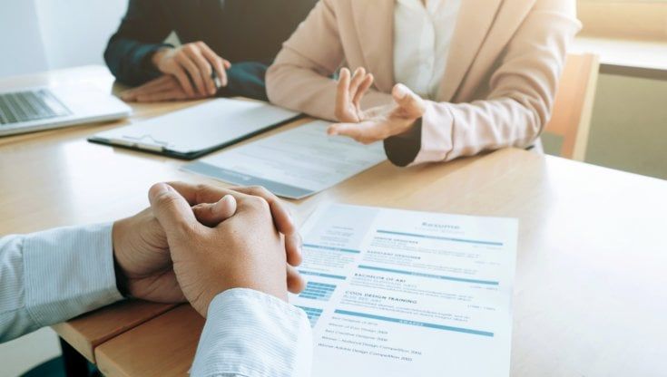 Colloquio di lavoro con stipendio al buio: perché in Italia solo un'azienda su dieci indica il salario negli annunci?