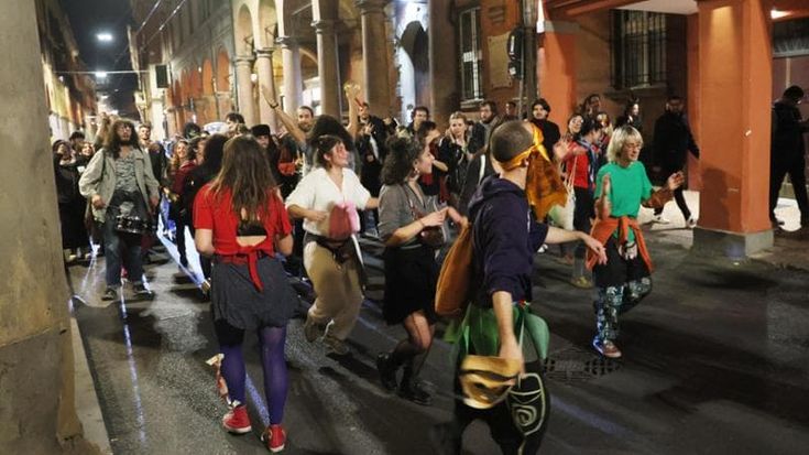 Via Petroni, il professor Alemagna schiaffeggiato sotto casa da chi non lo faceva rientrare: “Poteva essere mio nipote, che umiliazione”