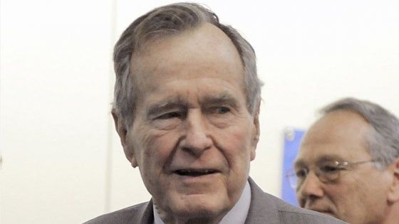 Molestie, nuove accuse a Bush senior: "Mi palpeggiò a 16 anni"