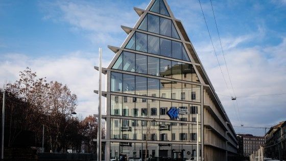 Milano, il primo giorno della Fondazione Feltrinelli baciato dalle code. Mattarella: "Sfida coraggiosa"