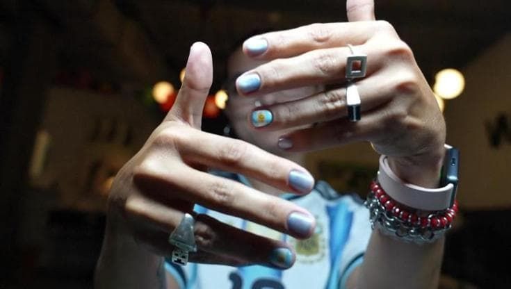 Unghie Mondiali, a Miami spopolano coloratissime manicure con tutte le bandiere del pianeta