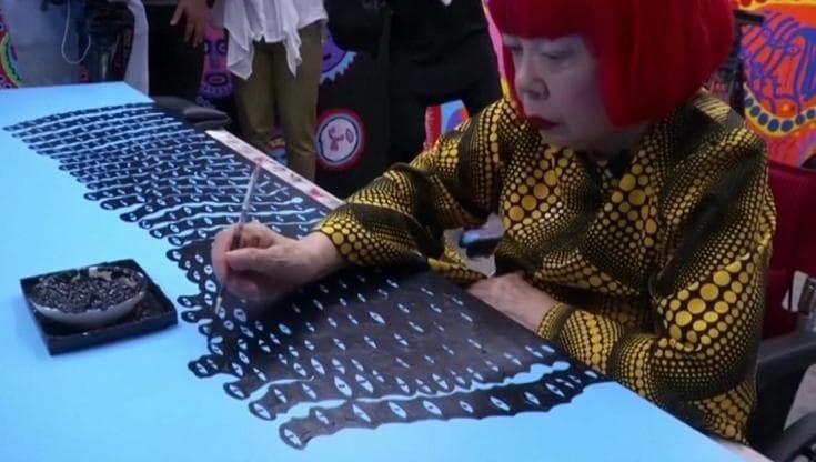 "Amo l'umanità e disegnare": così parlava Kusama in una delle ultime apparizioni pubbliche