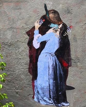 Il bacio di Hayez ma con mascherina, l’opera di TvBoy sull'amore al tempo del coronavirus