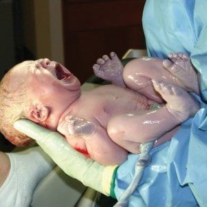 Un figlio dopo i 65 anni? Per gli italiani è un tabù