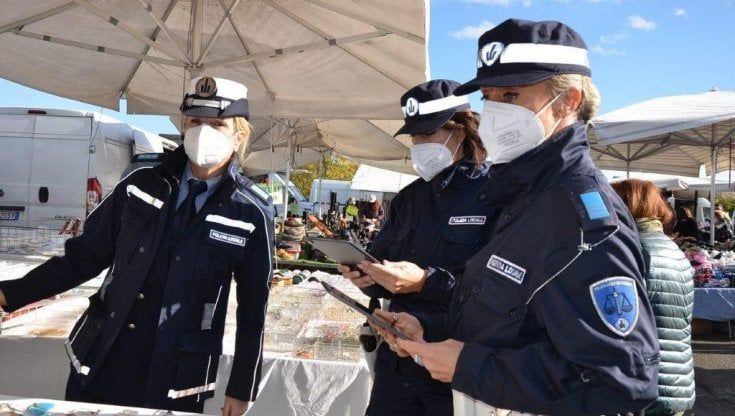 Niente scontrino per borsetta di lusso: in Ghiaia commerciante nei guai per contraffazione e ricettazione 