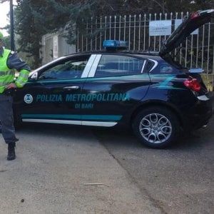 Bari, soldi per evitare le multe: arrestati 2 agenti della polizia metropolitana e 2 imprenditori