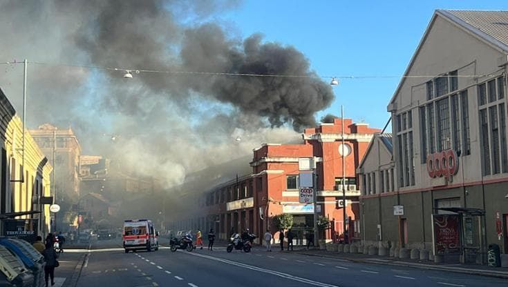 Fiamme in capannone a Sestri Ponente: brucia un negozio di biciclette elettriche