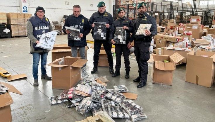 Bologna, sequestrati 11mila capi di abbigliamento di lusso falsi