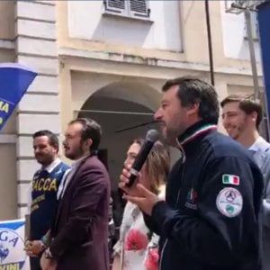 Salvini contestato in Piemonte: a Fossano gli cantano "Bella ciao"